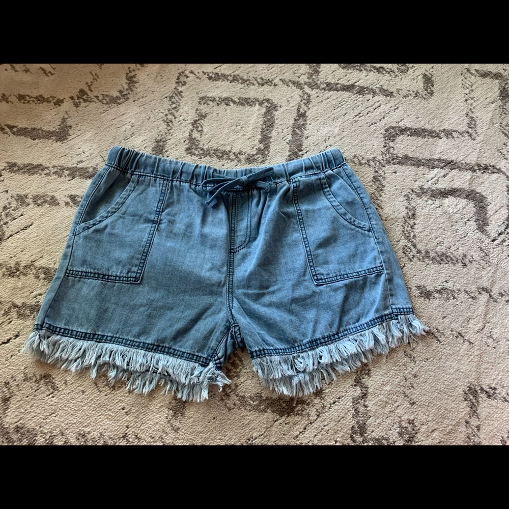 WASHED DEMIN SHORT with RAW HEM